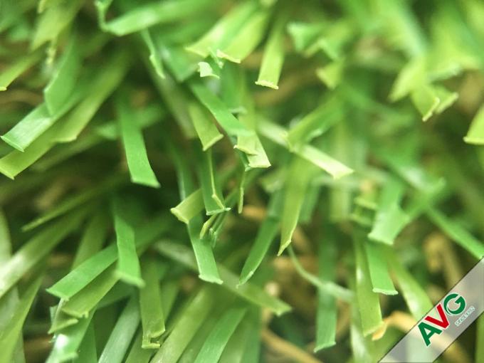 Водоустойчивая ватка 11000 Dtex подпирая искусственное крытой на открытом воздухе дерновины травы ковра зеленое 2