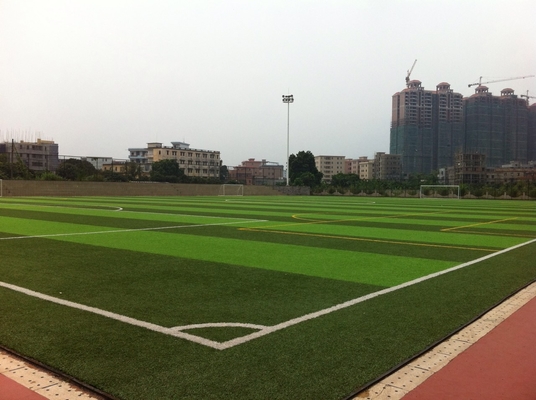 КИТАЙ Трава зеленой спортивной площадки футбола синтетическая, трава спортивной площадки поддельная для снаружи поставщик