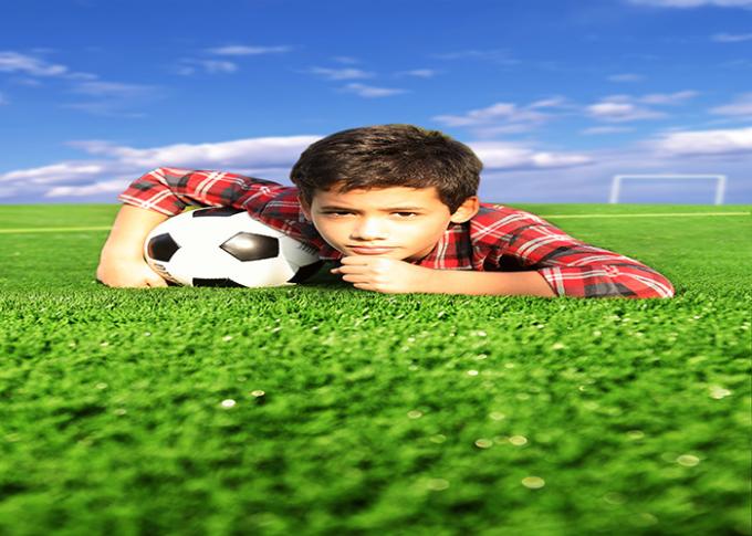Ковер травы высокого футбола упругости на открытом воздухе поддельный высота кучи 20MM до 45MM 0