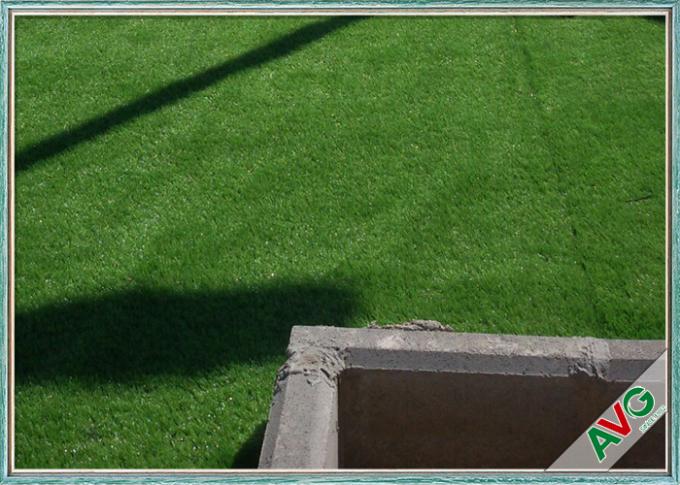 Зеленый цвет v поля сформировал траву сада искусственную для сада/жилых 35 mm высоты 0