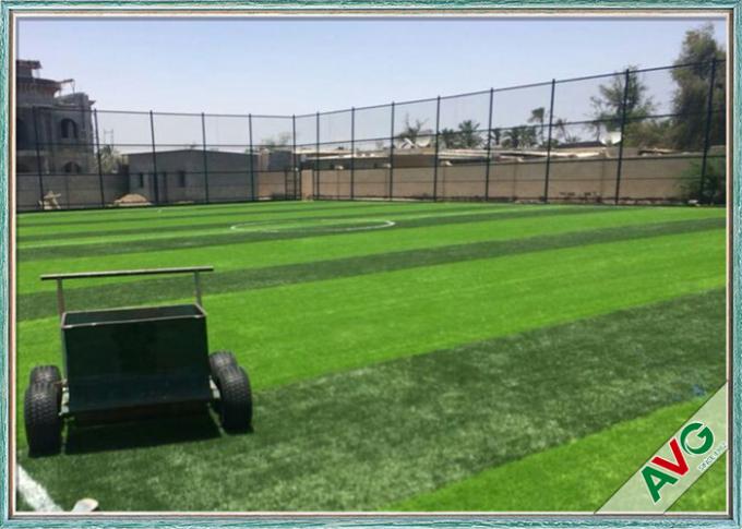 Лужайка футбола на открытом воздухе зеленых тангажей травы футбольного поля искусственных синтетическая искусственная 0