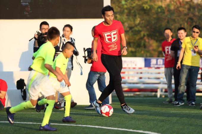 последние новости компании о Футбольный матч призрения Feng, который Xiaoting держат вчера, посвящающ любовь к будущему футбола Китая  1