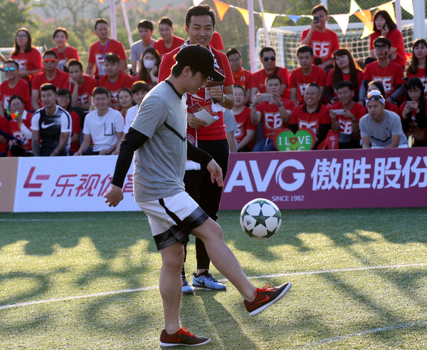 последние новости компании о Футбольный матч призрения Feng, который Xiaoting держат вчера, посвящающ любовь к будущему футбола Китая  2