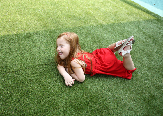 КИТАЙ Трава для благоустраивать, зеленый поддельный ковер спортивной площадки детей искусственная травы поставщик