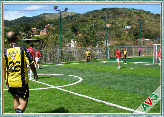 КИТАЙ Высоты PE 40mm сопротивления травы футбола дерновины Futsal высокой плотности выскальзывание искусственной УЛЬТРАФИОЛЕТОВОЙ анти- поставщик