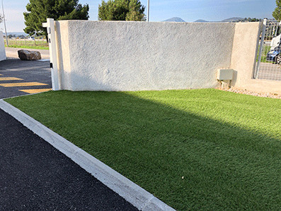 КИТАЙ SGS искусственная теннисная синтетическая трава поддельная наружная зеленая ковровая дорожка поставщик